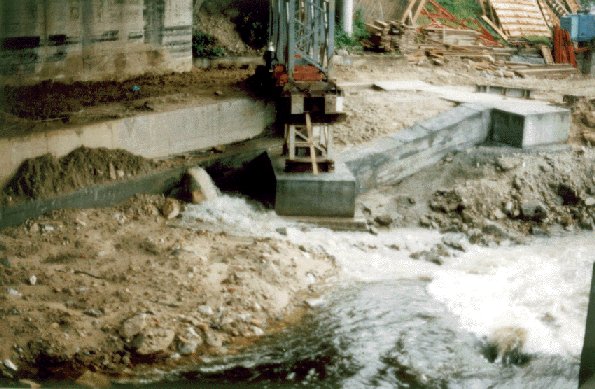 Un dos vertedeiros de augas fecais, xusto onde estn a facer a nova ponte.