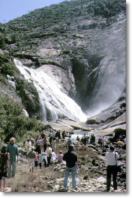Fervenza do Xallas od domingos. Descoñezo o autor da fotografía.