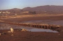 A ponte das Poldras,baixo o encoro das Conchas . Ro Limia.