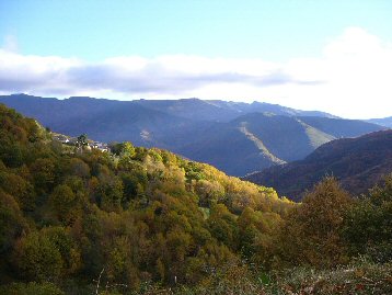 Courel dos tesos cumes que ollan de lonxe. Eiquí síntese ben o pouco que é un home. (Na fotografía Paderne e o río Pequeno)