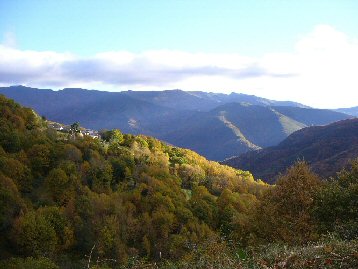 Courel dos tesos cumes que ollan de lonxe. Eiqu sntese ben o pouco que  un home. (Na fotografa Paderne e o ro Pequeno)